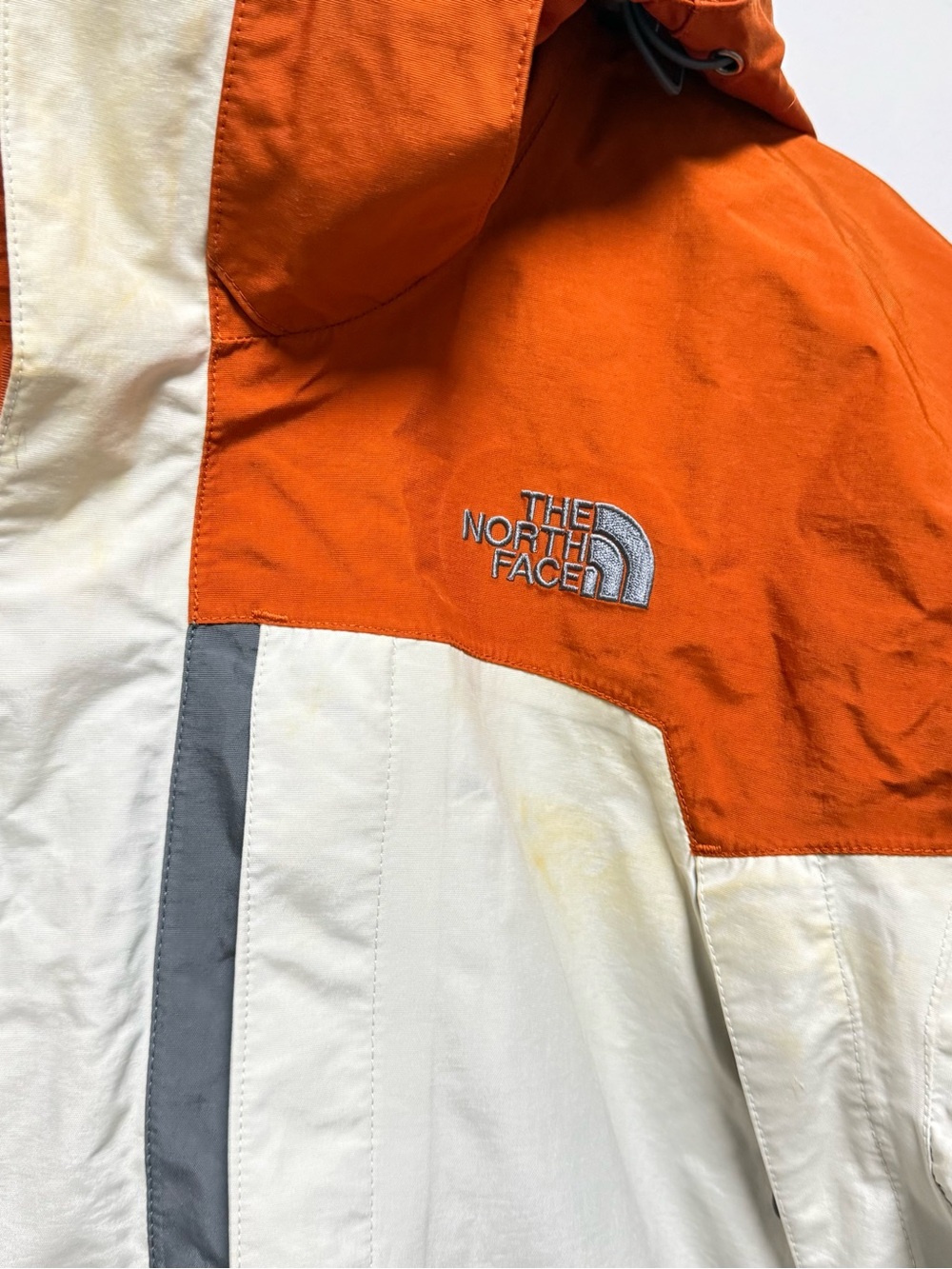 This is a The North Face Hyvent 3-in-1 insulated snow jacket in a white, orange - Picture 8 of 16